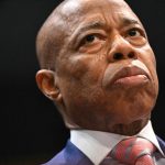 Eric Adams retire sa candidature à New York après des démêlés judiciaires et des tensions autour de la primaire