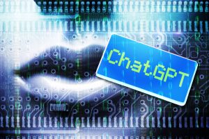 FOTOMONTAGE, Mund einer künstlichen Frauenfigur und Computertaste mit Aufschrift ChatGPT, Symbolfoto Sprachfunktion bei